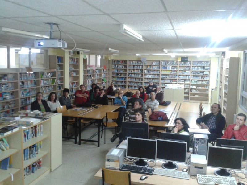 Preto de 3000 persoas participaron nos peches da Plataforma Galega en Defensa do Ensino Público realizados en 15 centros educativos de todo o país en contra da LOMCE